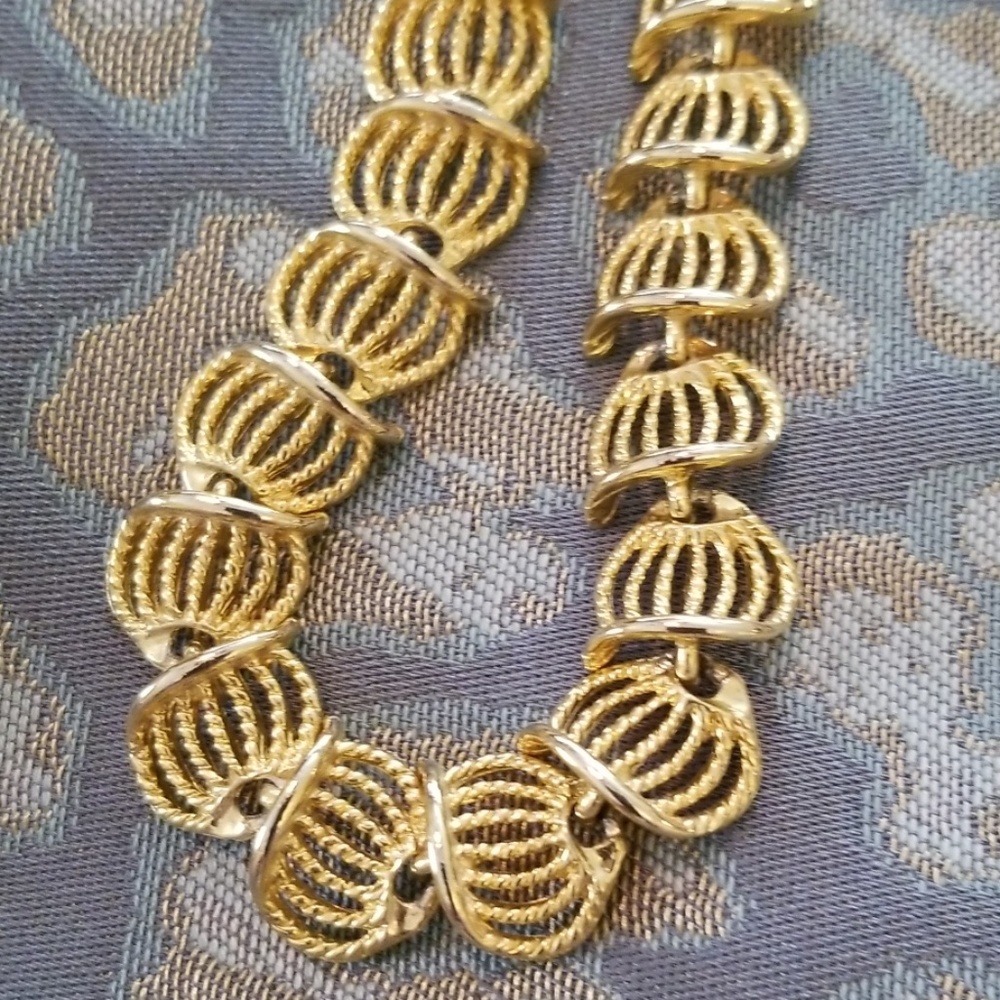 Bundle of gold necklaces. - Picture 2 of 4